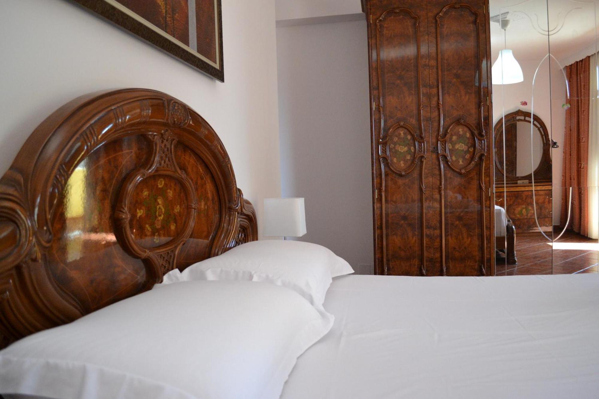 Central 5 Bedrooms Apartment Partial Seaview Vlore Exterior photo
